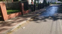 sprzątanie ulicy i chodnika przy placu Szarych Szeregów
